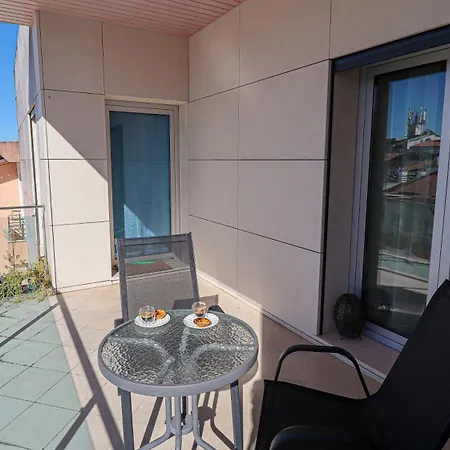 A 50 Metros Do Santuario De * Fátima