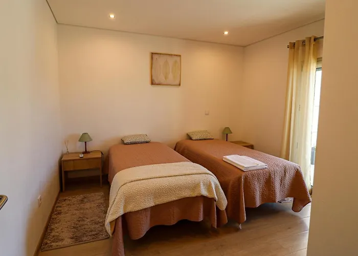 A 50 Metros Do Santuário De Fátima